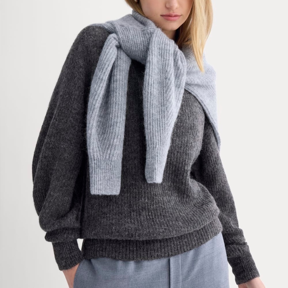 Everlane The Cocoon Crew in Alpaca – Charcoal Gray
